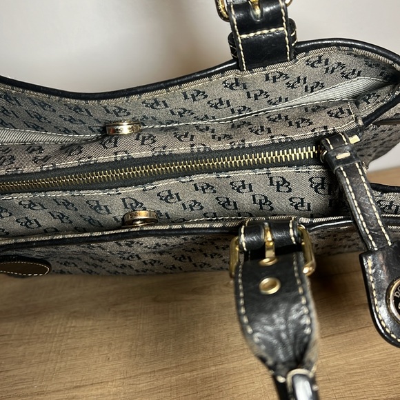 Dooney and Bourke signature shoulder bag - Picture 13 of 17